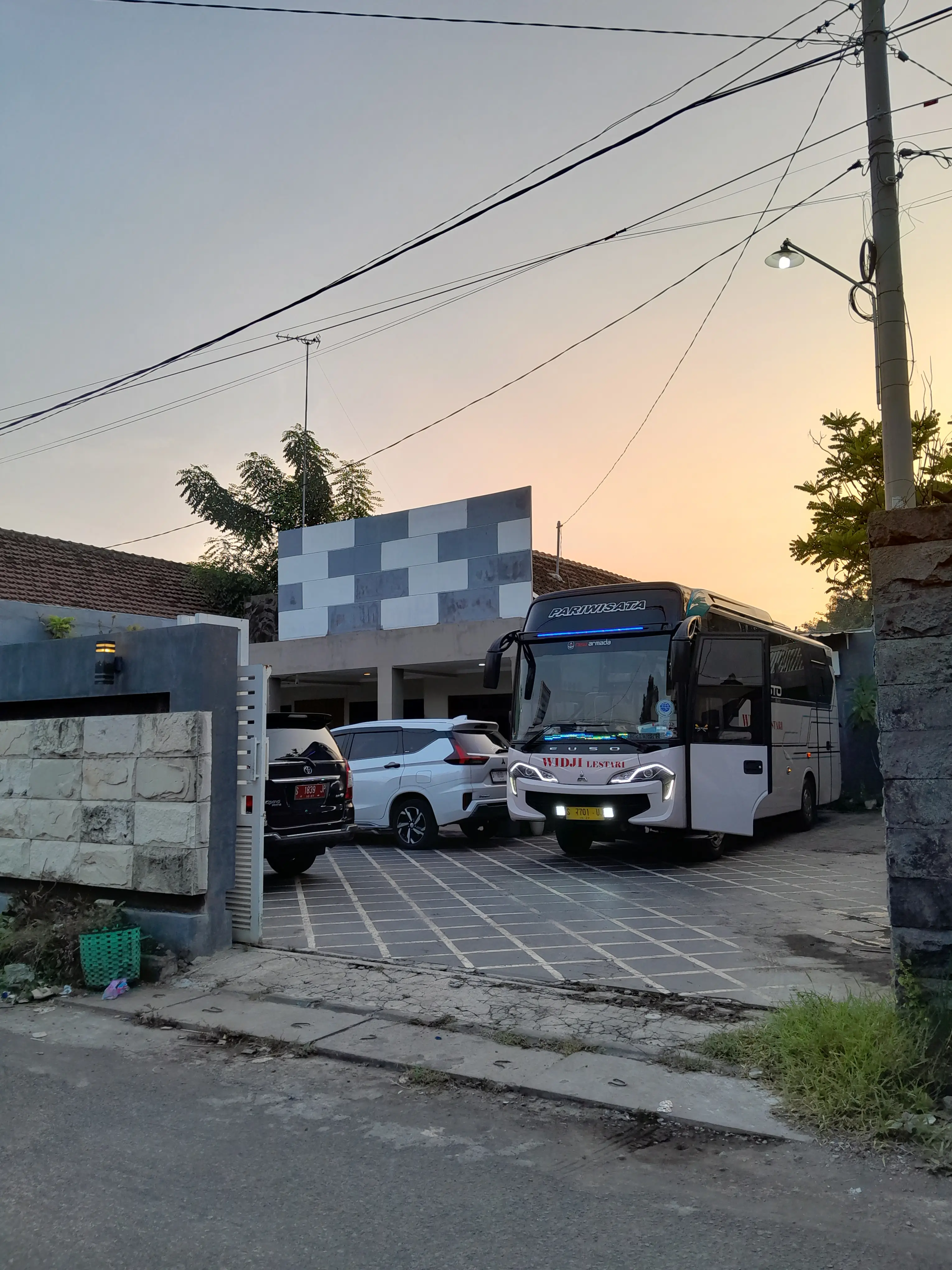 Area parkir dengan bus pariwisata